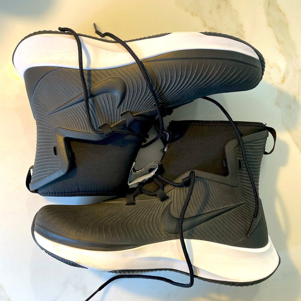 Nike Binzie Boots (GS) in classic black and white